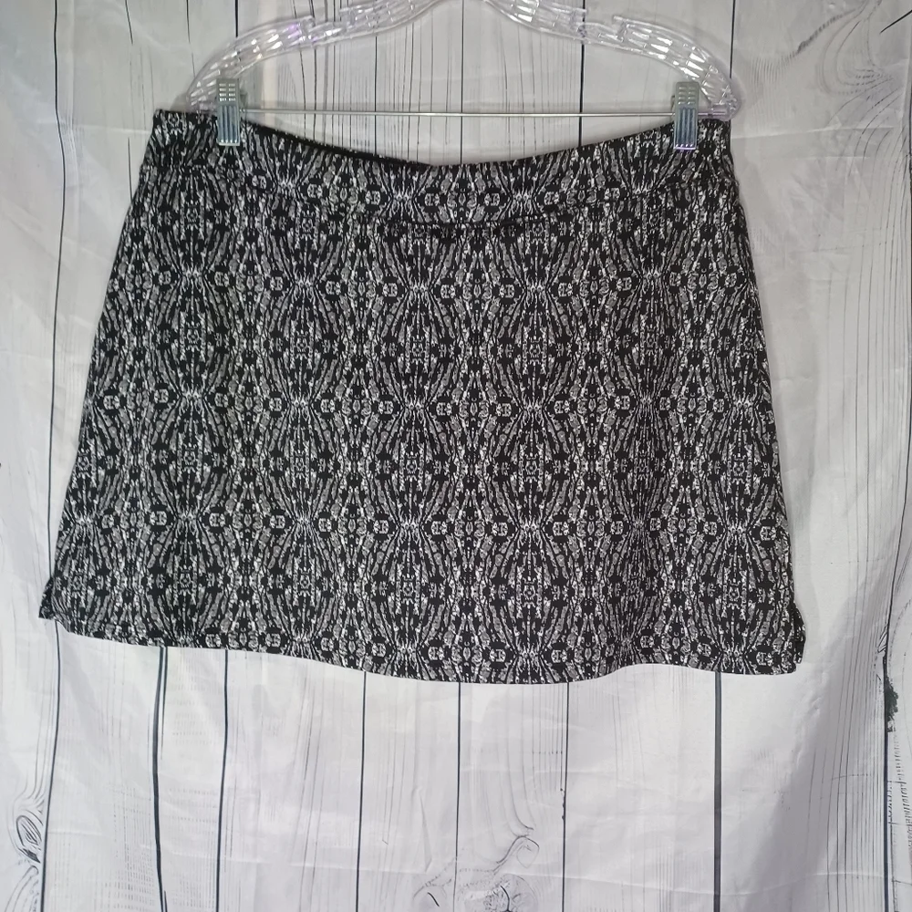 Tranquulity Black and White Patterned Athletic Skirt